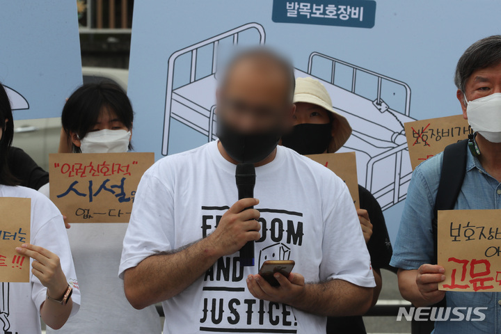 [서울=뉴시스] 배훈식 기자 = 외국인보호소 고문사건 피해 당사자인 M씨가 20일 오전 서울 용산구 대통령 집무실 앞에서 기자회견을 열고 외국인보호규칙 졸속개악 즉각 철회를 촉구하며 피해보상 등을 요구하고 있다. 2022.06.20. dahora83@newsis.com