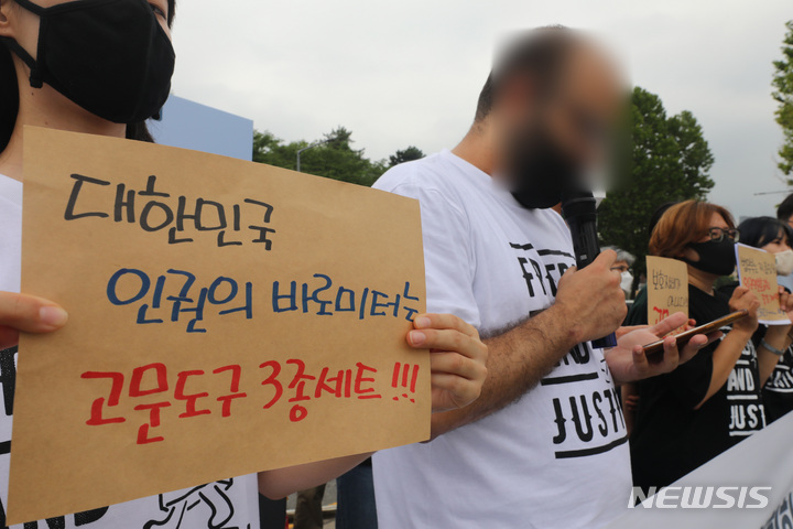 [서울=뉴시스] 배훈식 기자 = 외국인보호소 고문사건 피해 당사자인 M씨가 20일 오전 서울 용산구 대통령 집무실 앞에서 기자회견을 열고 외국인보호규칙 졸속개악 즉각 철회를 촉구하며 피해보상 등을 요구하고 있다. 2022.06.20. dahora83@newsis.com