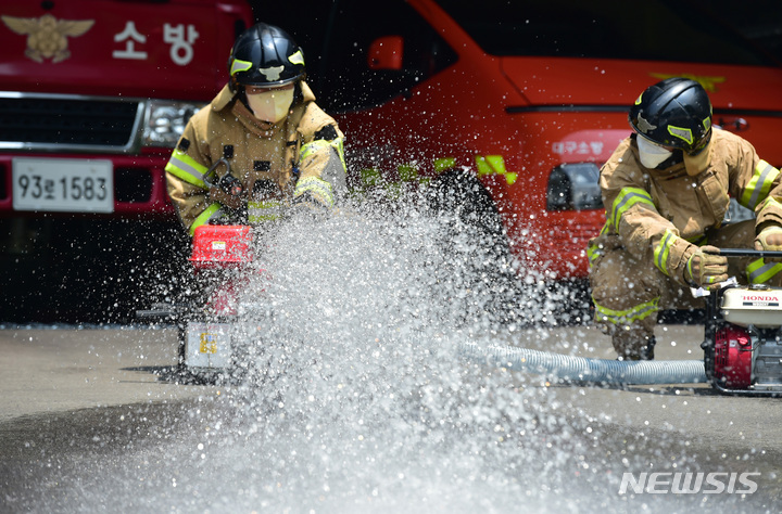 [대구=뉴시스] 이무열 기자 = 지난 20일 오전 대구달서소방서대원들이 수방 장비를 점검하고있다. 2022.06.20. lmy@newsis.com