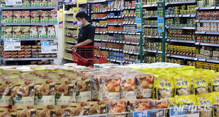 [서울=뉴시스] 김금보 기자 = 소비자물가 상승률과 실업률을 더한 '경제고통지수'가 5월 기준 21년 만에 최고치를 기록했다. 20일 서울 중구 한 대형마트에서 고객이 상품을 살펴보고 있다. 2022.06.20. kgb@newsis.com