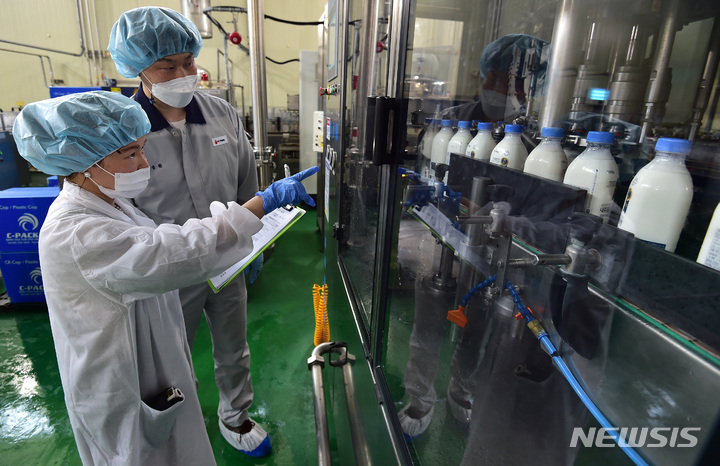 [대구=뉴시스] 식중독 등 식품안전사고를 예방하기 위해 대구 달성군의 한 유가공업 제조업체에서 대구시 농산유통과 직원이 위생 점검을 하고 있다. (사진=뉴시스 DB). photo@newsis.com 