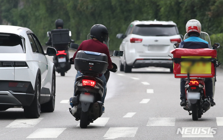 [서울=뉴시스] 김진아 기자 = 서울시내 이륜차들의 모습. 2022.06.20. bluesoda@newsis.com