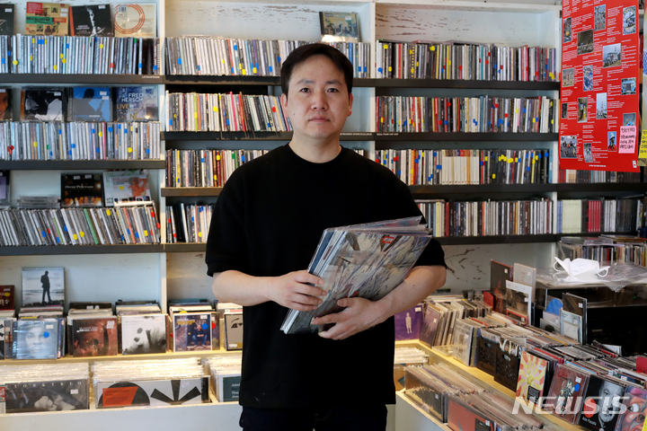 [서울=뉴시스] 박진희 기자 = LP레코드샵 '김밥레코즈' 김영혁 대표가 지난 20일 서울 마포구 김밥레코즈에서 뉴시스 인터뷰에 앞서 사진촬영을 하고 있다. 2022.06.23. pak7130@newsis.com