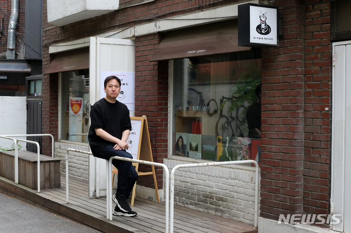 [서울=뉴시스] 박진희 기자 = LP레코드샵 '김밥레코즈' 김영혁 대표가 지난 20일 서울 마포구 김밥레코즈에서 뉴시스 인터뷰에 앞서 사진촬영을 하고 있다. 2022.06.23. pak7130@newsis.com