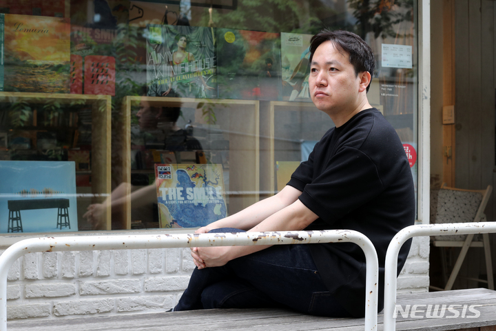[서울=뉴시스] 박진희 기자 = LP레코드샵 '김밥레코즈' 김영혁 대표가 지난 20일 서울 마포구 김밥레코즈에서 뉴시스 인터뷰에 앞서 사진촬영을 하고 있다. 2022.06.23. pak7130@newsis.com