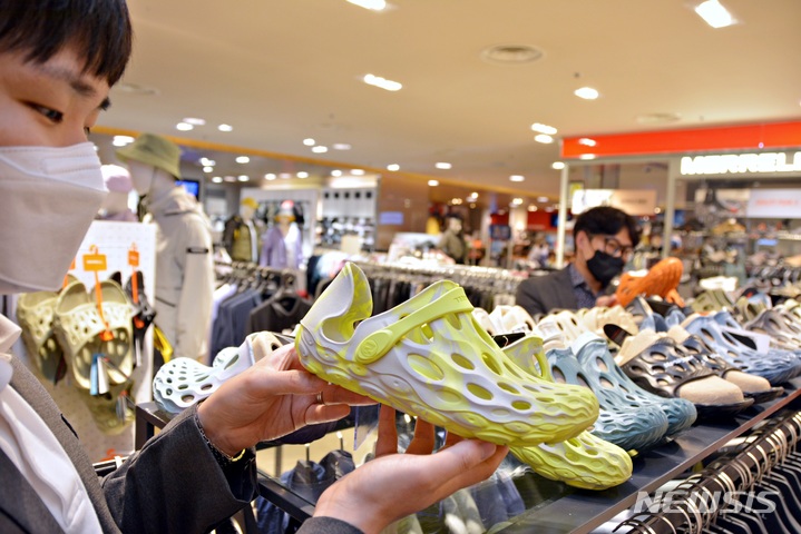 [대구=뉴시스]김정화 기자 = 대백프라자는 미국 대표 아웃도어 브랜드 '머렐'의 스테디셀링 아이템 '하이드로목 슈즈'를 판매한다. (사진 = 대백프라자 제공) 2022.06.21. photo@newsis.com