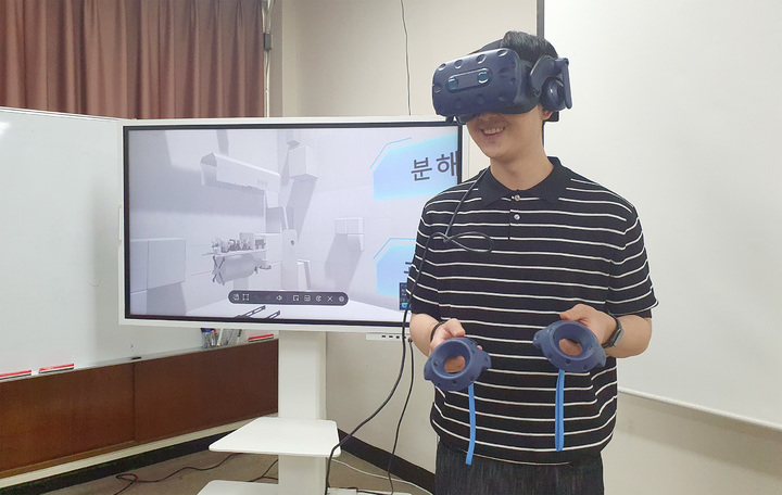 [부산=뉴시스] VR 교육 시스템을 체험하고 있는 대학원생. (사진=부경대 제공) *재판매 및 DB 금지