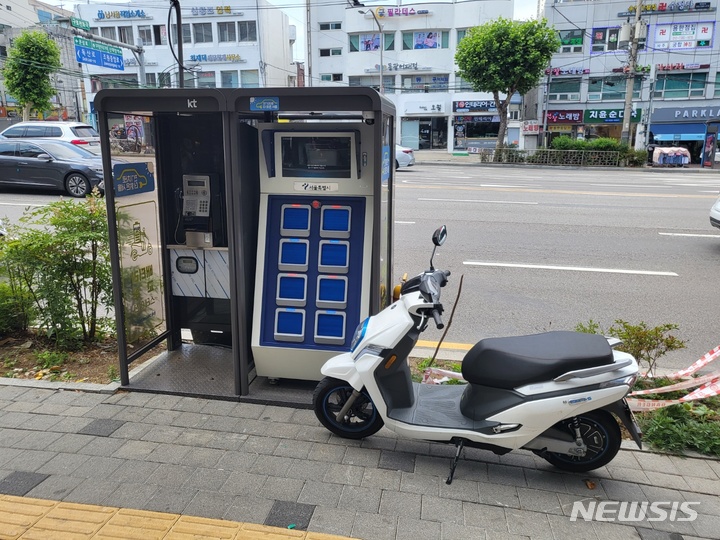 [서울=뉴시스]서울시가 노후 공중전화부스를 전기오토바이 배터리 교환형충전소로 개조에 나선다고 21일 밝혔다. 2022.06.21. (사진 = 서울시 제공) photo@newsis.com