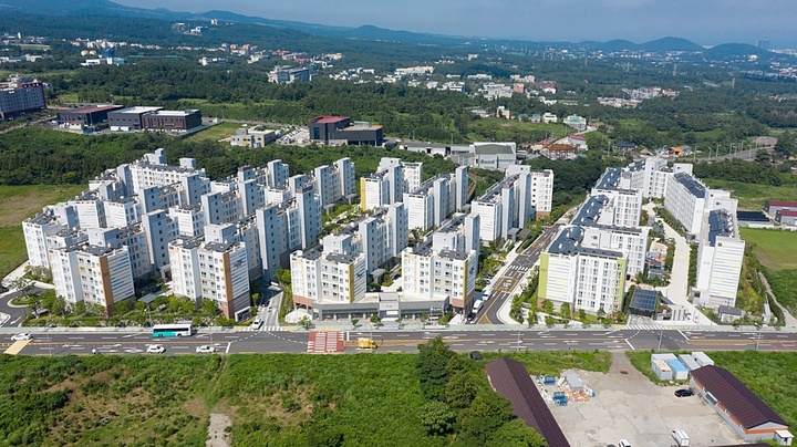 [제주=뉴시스] 제주첨단과학기술단지 내 제주국제자유도시개발센터(JDC)의 공공임대주택 전경. (사진=JDC 제공) 2022.06.21. photo@newsis.com *재판매 및 DB 금지