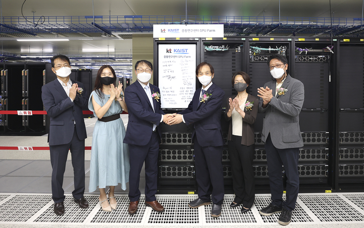 [서울=뉴시스] KT가 KAIST와 대전 유성구 KT대덕2연구센터에서 인공지능(AI) 공동연구센터에 'Korea Tech Square(코리아 테크 스퀘어)'를 개소했다. 사진은 KT 김이한 융합기술원장, KT 배순민 AI2XL연구소장, KT 구현모 대표, KAIST 이광형 총장, KAIST 류석영 전산학부장, KAIST 이동만 공과대학장. (사진=KT 제공) 2022.6.21 *재판매 및 DB 금지