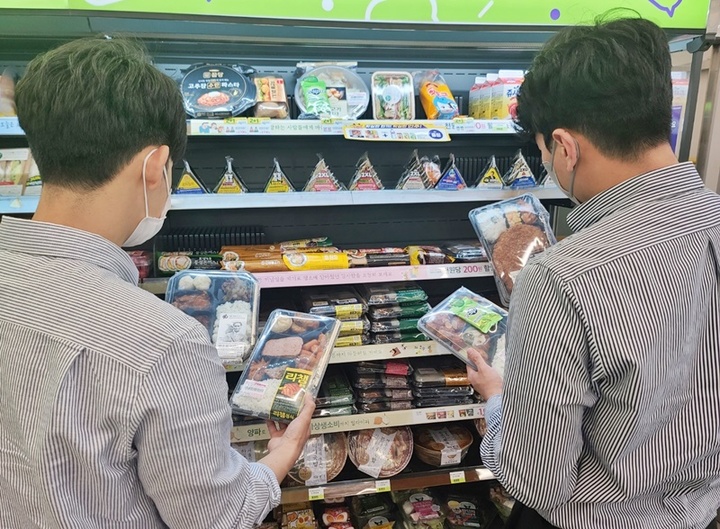 CU 편의점에서 점심 식사를 고르는 직장인(사진 = BGF리테일 제공) *재판매 및 DB 금지