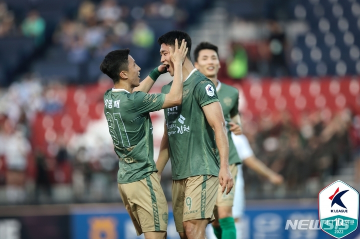 [서울=뉴시스]김천 상무 조규성(오른쪽)이 득점 후 이영재와 기쁨을 나누고 있다. (사진=프로축구연맹 제공)