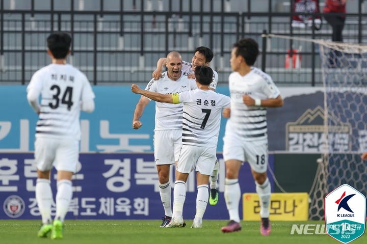 [서울=뉴시스]성남 뮬리치가 득점 후 동료들과 기뻐하고 있다. (사진=프로축구연맹 제공)