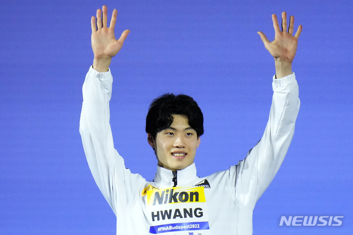 [부다페스트=AP/뉴시스]2022 국제수영연맹(FINA) 부다페스트 세계수영선수권대회 자유형 200m 은메달리스트 황선우. 2022.06.21.