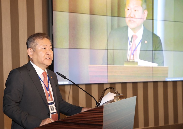 [서울=뉴시스] 이상민 행정안전부 장관이 지난 20일(현지시간) 조지아 트리빌시 윈덤 그랜드호텔에서 열린' UNDP·ACSH 주최 공공부문 디지털 전환 세미나'에 참석해 축사를 하고 있다. (사진=행정안전부 제공) 2022.06.21. photo@newsis.com *재판매 및 DB 금지