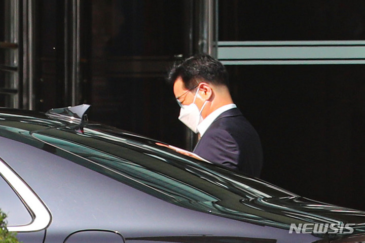 [서울=뉴시스] 권창회 기자 = 김창룡 경찰청장이 지난 21일 오전 서울 서대문구 경찰청으로 출근하고 있다. 2022.06.21. kch0523@newsis.com