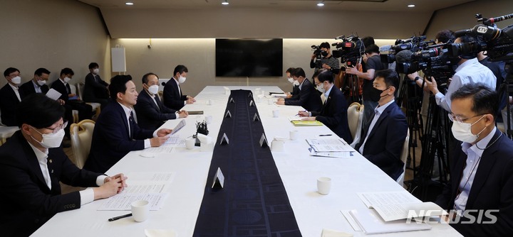 [서울=뉴시스] 배훈식 기자 = 추경호 경제부총리 겸 기획재정부 장관이 21일 오전 서울 종로구 정부서울청사에서 열린 제1차 부동산 관계장관회의를 주재하고 있다.(공동취재사진) 2022.06.21. photo@newsis.com