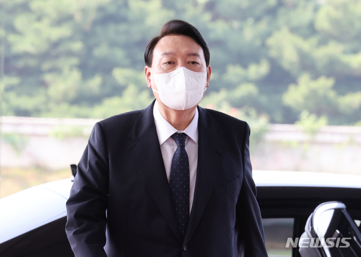 [서울=뉴시스] 전신 기자 = 윤석열 대통령이 21일 서울 용산 대통령실 청사로 출근하고 있다. (대통령실통신사진기자단) 2022.06.21. photo1006@newsis.com