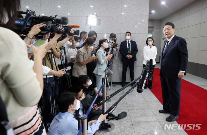 [서울=뉴시스] 전신 기자 = 윤석열 대통령이 21일 서울 용산 대통령실 청사로 출근하며 취재진 질문에 답변하고 있다. 2022.06.21. photo1006@newsis.com