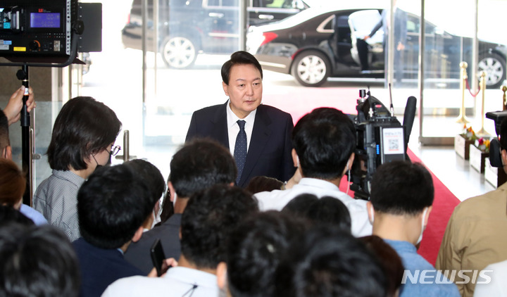 [서울=뉴시스] 전신 기자 = 윤석열 대통령이 21일 서울 용산 대통령실 청사로 출근하며 취재진 질문에 답변하고 있다. 2022.06.21. photo1006@newsis.com