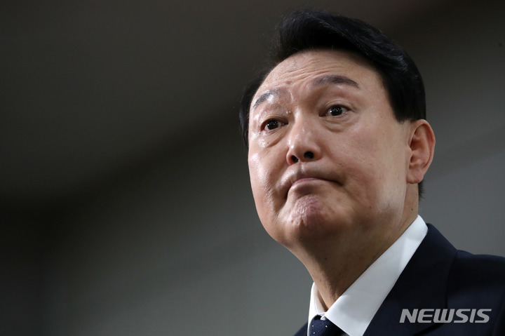 [서울=뉴시스] 전신 기자 = 윤석열 대통령이 지난달 21일 서울 용산 대통령실 청사로 출근하며 취재진 질문을 듣고 있다. 2022.06.21. photo1006@newsis.com