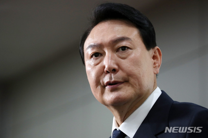 [서울=뉴시스] 전신 기자 = 윤석열 대통령이 21일 서울 용산 대통령실 청사로 출근하며 취재진 질문에 답변하고 있다. 2022.06.21. photo1006@newsis.com