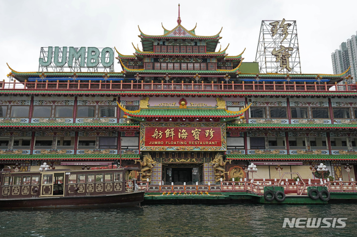 [홍콩=AP/뉴시스]홍콩의 상징 가운데 하나이던 세계 최대의 수상식당 '점보'가 홍콩에서 예인되기 하루 전인 13일 마지막 모습을 보이고 있다. 점보의 모회사 에버딘 레스토랑 엔터프라이즈는 20일 점보가 19일 남중국해에서 전복됐다고 발표했다. 2022.6.21