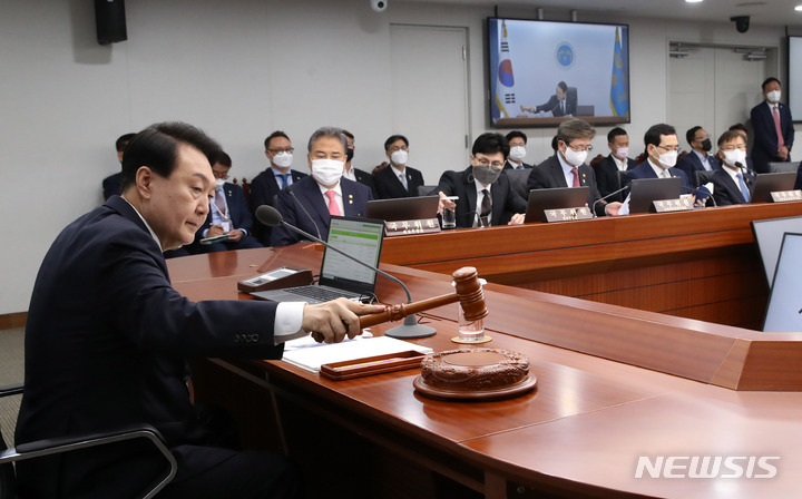 [서울=뉴시스] 전신 기자 = 윤석열 대통령이 21일 서울 용산 대통령실 청사에서 열린 국무회의를 주재하고 있다. 2022.06.21. photo1006@newsis.com