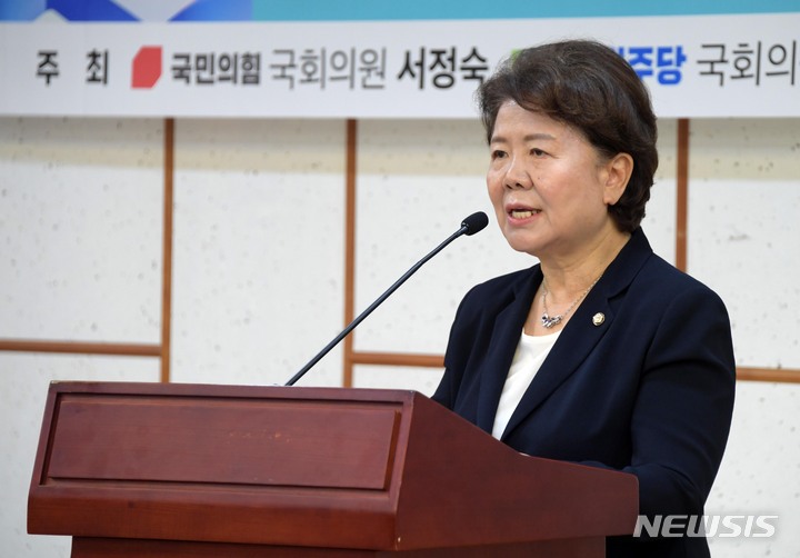 [서울=뉴시스] 최진석 기자 = 서정숙 국민의힘 의원이 21일 서울 여의도 국회에서 열린 2022 국회 산·학·정 의료기기 심포지엄 '의료기기산업의 미래와 정책' 토론회에서 축사를 하고 있다.2022.06.21. (공동취재사진) photo@newsis.com