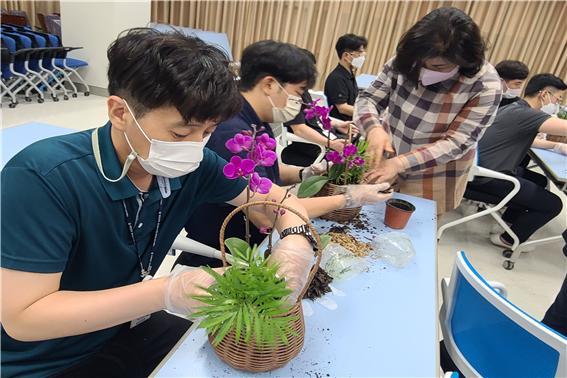 [광주=뉴시스] 김혜인 기자 = 마음돌봄정원 나만의 반려식물 만들기 프로그램. 2022.06.21. (사진=정부청사관리본부 광주청사관리소 제공)photo@newsis.com