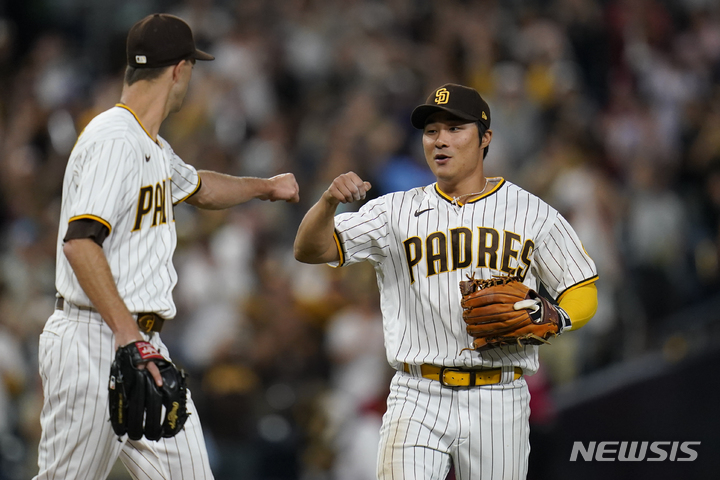 [샌디에이고=AP/뉴시스] 샌디에이고 파드리스의 김하성(오른쪽)이 20일(현지시간) 미 캘리포니아주 샌디에이고의 펫코 파크에서 열린 2022 메이저리그 애리조나 다이아몬드백스에 승리한 후 투수 테일러 로저스와 자축하고 있다. 김하성은 2회 말 1-1 상황에서 역전 결승 2타점 적시타를 치는 등 2타수 1안타 2타점 1볼넷을 기록했고 팀은 4-1로 승리했다. 2022.06.21.
