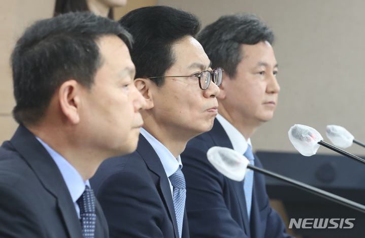 [서울=뉴시스] 김명원 기자 = 황정근 경찰제도개선 자문위원회 공동위원장이 21일 서울 종로구 정부서울청사에서 열린 경찰제도개선 자문위원회 운영결과 브리핑에서 발언하고 있다. 2022.06.21. kmx1105@newsis.com