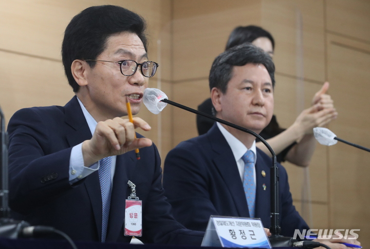 [서울=뉴시스] 김명원 기자 = 황정근 경찰제도개선 자문위원회 공동위원장이 21일 서울 종로구 정부서울청사에서 열린 경찰제도개선 자문위원회 운영결과 브리핑에서 발언하고 있다. 2022.06.21. kmx1105@newsis.com