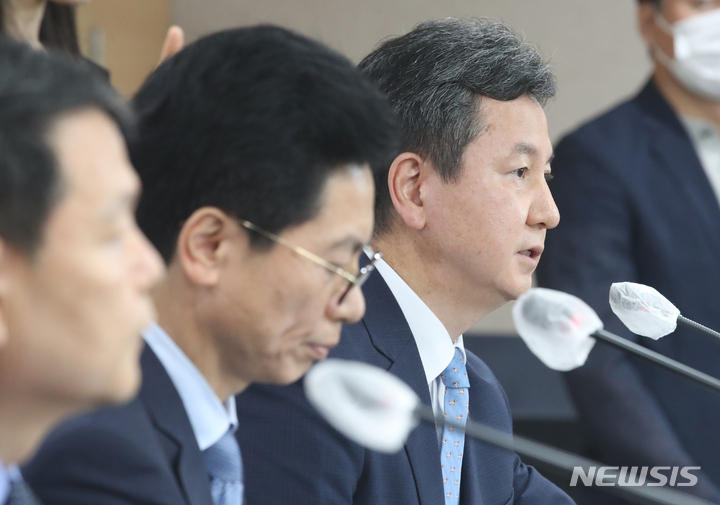 [서울=뉴시스] 김명원 기자 = 한창섭 행정안전부 차관(경찰제도개선 자문위원회 공동위원장)이 지난 21일 서울 종로구 정부서울청사에서 열린 경찰제도개선 자문위원회 운영결과 브리핑에서 발언하고 있다. 2022.06.21. kmx1105@newsis.com