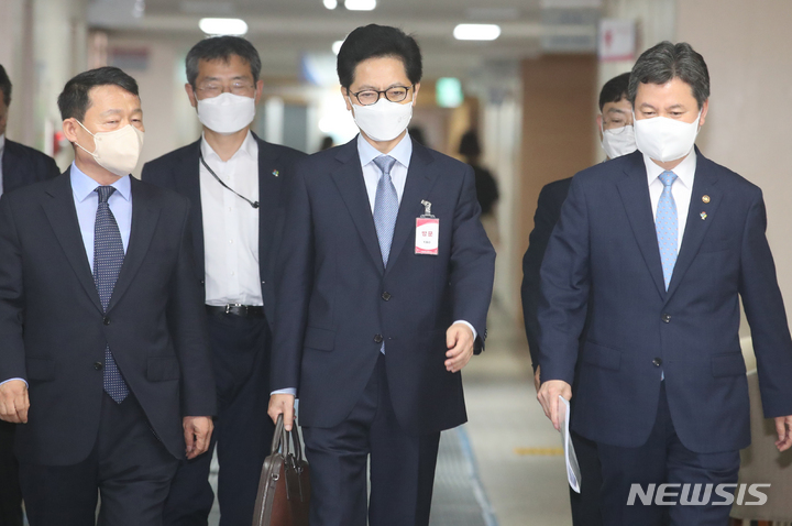 [서울=뉴시스] 김명원 기자 = 한창섭 행정안전부 차관(오른쪽 부터), 황정근 경찰제도개선 자문위원회 공동위원장, 윤석대 경찰제도개선 자문위원회 위원이 21일 서울 종로구 정부서울청사에서 열리는 경찰제도개선 자문위원회 운영결과 발표를 위해 브리핑실로 이동하고 있다. 2022.06.21. kmx1105@newsis.com