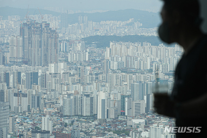 [서울=뉴시스] 권창회 기자 = 사진은 21일 오후 서울 용산구 남산타워에서 바라본 서울 시내 주택가 모습. 2022.06.21. kch0523@newsis.com