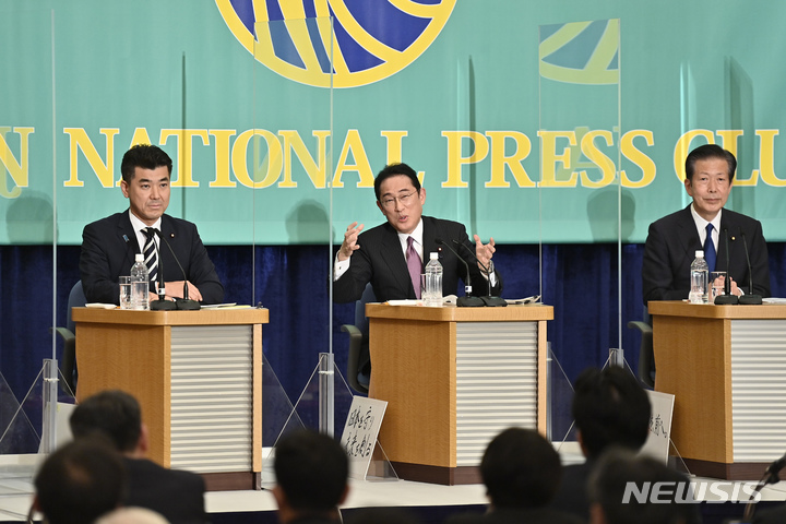 [도쿄=AP/뉴시스]지난 21일 일본 도쿄에서 열린 당수 토론회에서 집권 자민당의 총재인 기시다 후미오 총리(가운데)가 발언하고 있다. 왼쪽부터 제1 야당 이즈미 겐타 입헌민주당 대표, 기시다 총리, 야마구치 나쓰오 연립여당 공명당 대표. 2022.06.23.