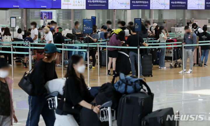 [인천공항=뉴시스] 조성우 기자 =지난 21일 오후 인천국제공항 제1여객터미널에서 공항 이용객들이 출국 수속을 밟기 위해 줄을 서고 있다. 2022.06.21. xconfind@newsis.com