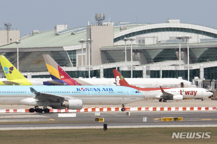 [인천공항=뉴시스] 조성우 기자 = 지난 21일 오후 인천국제공항 주기장에 항공기가 세워져 있다. 2022.06.22. xconfind@newsis.com