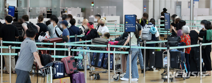 [인천공항=뉴시스] 조성우 기자 = 6월21일 오후 인천국제공항 제1여객터미널에서 공항 이용객들이 출국 수속을 밟기 위해 줄을 서고 있다. (자료사진) 2022.06.21. xconfind@newsis.com