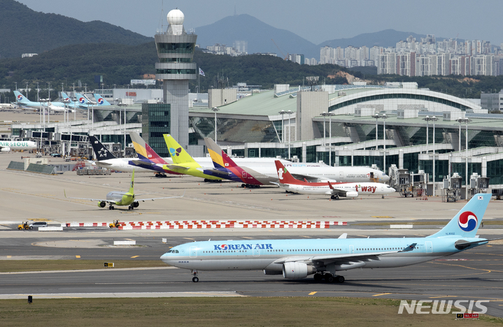 [인천공항=뉴시스] 조성우 기자 = 인천국제공항 주기장에 항공기가 이륙하고 있다. 2022.06.21. xconfind@newsis.com