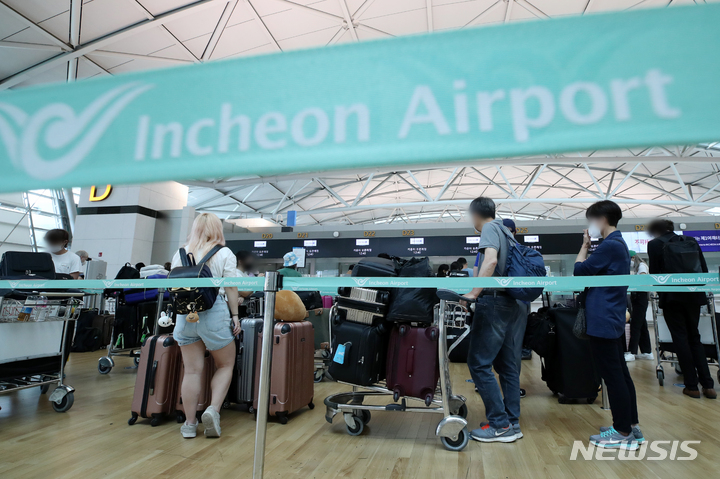 [인천공항=뉴시스] 조성우 기자 = 지난 21일 오후 인천국제공항 제1여객터미널에서 공항 이용객들이 출국 수속을 밟기 위해 줄을 서고 있다. 2022.06.21. xconfind@newsis.com