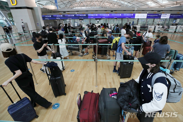 [인천공항=뉴시스] 조성우 기자 = 지난 21일 오후 인천국제공항 제1여객터미널에서 공항 이용객들이 출국 수속을 밟기 위해 줄을 서고 있다. 2022.06.22. xconfind@newsis.com