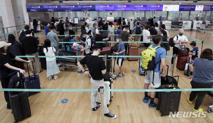 [인천공항=뉴시스] 조성우 기자 = 지난 21일 인천공항공사에 따르면 이달 1일부터 19일까지 인천공항의 이용객 수는 76만 2895명으로 일평균 이용객은 4만 152명으로 나타났다. 이는 지난달 일평균 3만 314명과 비교해 1만 명가량이 증가한 것이다. 21일 오후 인천국제공항 제1여객터미널에서 공항 이용객들이 출국 수속을 밟기 위해 줄을 서고 있다. 2022.06.21. xconfind@newsis.com