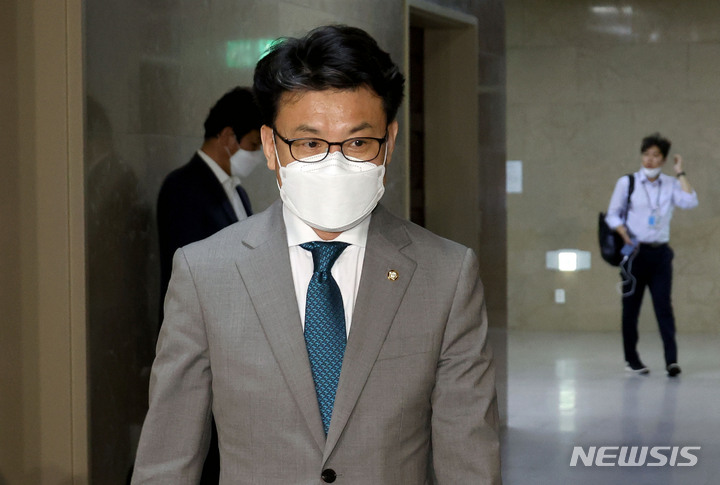 [서울=뉴시스] 김선웅 기자 = 진성준 더불어민주당 원내수석부대표가 국회 원구성협상을 하기 위해 지난 21일 오후 서울 여의도 국회 운영위원장실로 향하고 있다. (공동취재사진) 2022.06.21. photo@newsis.com