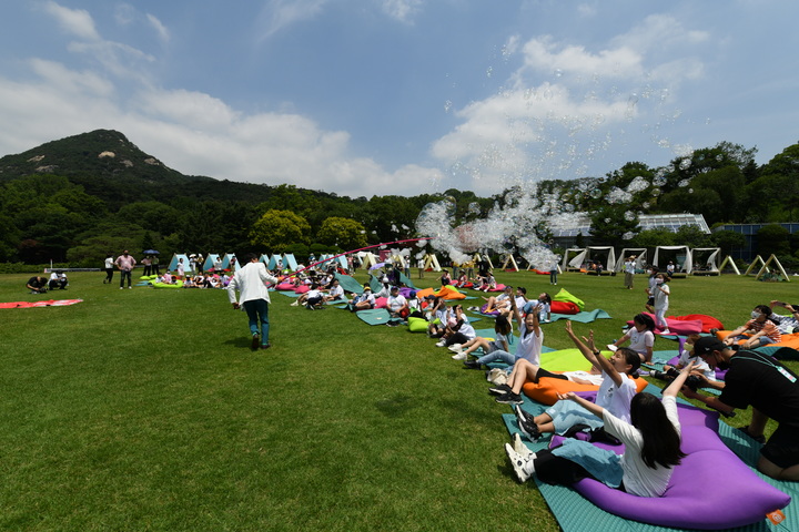 [서울=뉴시스] 조수정 기자 = 어린이들이 춘추관 인근 헬기장에서 비눗방울 공연을 관람하고 있다. (사진=문화재청 제공) 2022.06.21. photo@newsis.com *재판매 및 DB 금지