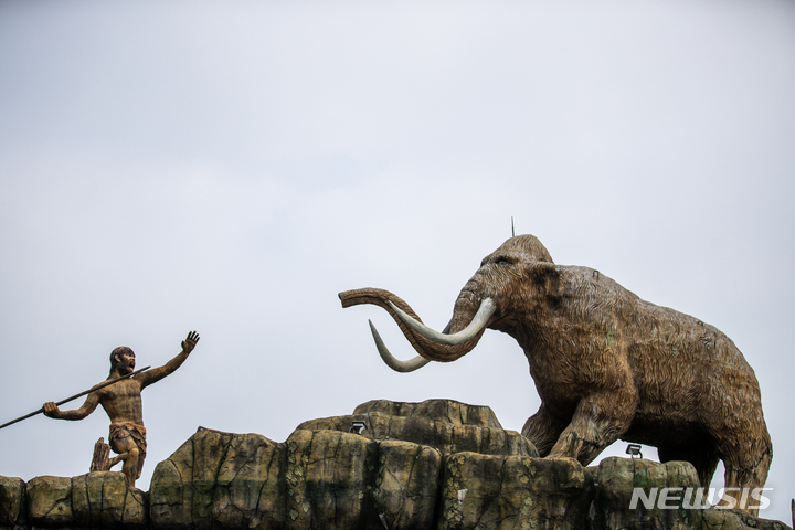 [연천=뉴시스] 정병혁 기자 = 연천군을 알리는 원시인과 맘모스가 조형물. 2022.06.25. jhope@newsis.com