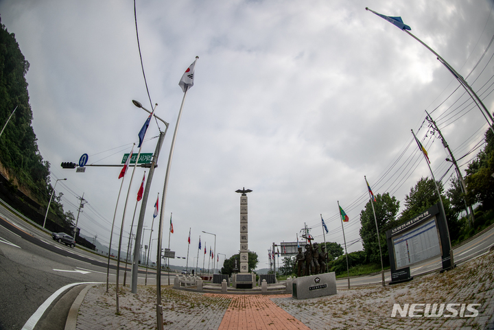 [연천=뉴시스] 정병혁 기자 = 경기 연천군 청산면 초성리에 위치한 6.25참전기념탑과 참전용사상. 2022.06.25. jhope@newsis.com
