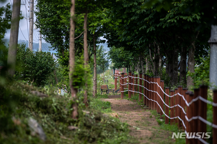 [포천=뉴시스] 정병혁 기자 = 경기 포천시 영중면에 위치한 38정 카페 뒤로 조성된 임진강 38선 역사체험길. 2022.06.25. jhope@newsis.com