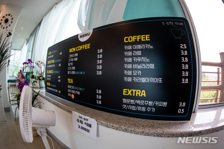 [포천=뉴시스] 정병혁 기자 = 경기 포천시 영중면에 위치한 38정 카페의 가격표. 2022.06.25. jhope@newsis.com